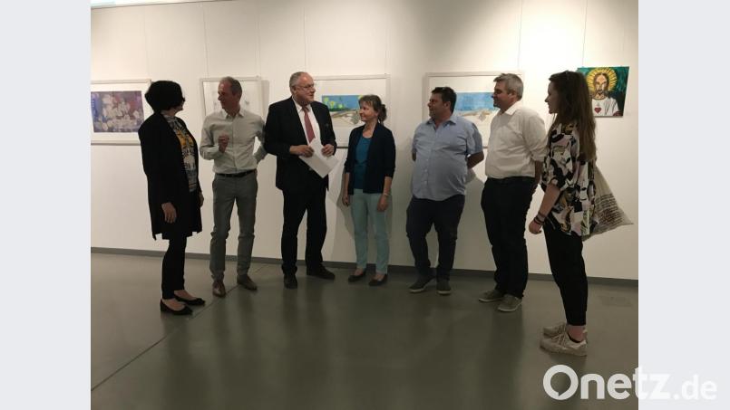 Ausstellungseröffnung im Beisein von zwei der Künstler: Thomas Plecher (Dritter von rechts) und Simone Raß (rechts); mit im Bild Elke Steinberger von der Katholischen Jugendfürsorge, Gedenkstättenleiter Jörg Skriebeleit, Bezirkstagsvizepräsident Lothar Höher, Ursula Wohlfeld und Klaus Nuißl (von links). Bild: eig