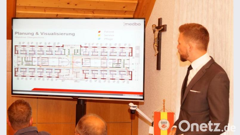 Projektleiter Jakob Schäffer stellt das neue Haus 13 des Klinikums Wöllershof im Gemeinderat Störnstein vor. Bild: arw
