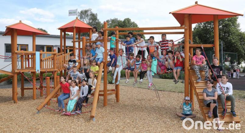 Neben diesem Klettergerüst wartet im Pausenhof der Barbara-Grundschule noch viel mehr auf die Kinder: Korbschaukel, Reckstangen, Wackeltiere, Tischtennisplatte und Balancier-Steg. Bild: Wolfgang Steinbacher