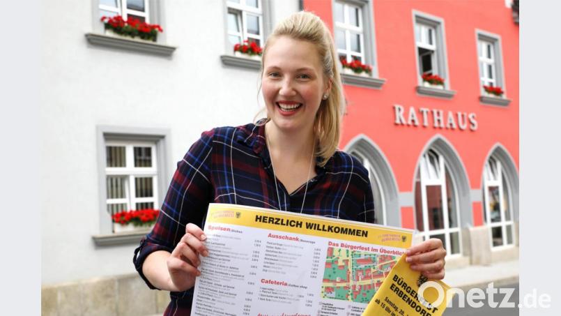 Carolin Böckl hält schon das Programm für das 21. Bürgerfest in Erbendorf in der Hand. Sie berichtet, was es bei der Veranstaltung zu organisieren gilt. Bild: njn