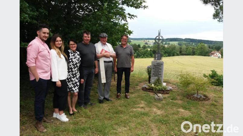Bürgermeister Reiner Gäbl, Pfarrer Erwin Bauer, Thomas, Christl und Franziska Birnkammer mit Freund Ludwig Brugger (von rechts) haben ein Feldkreuz auf den höchsten Ort von Eslarn platziert. Bild: gz