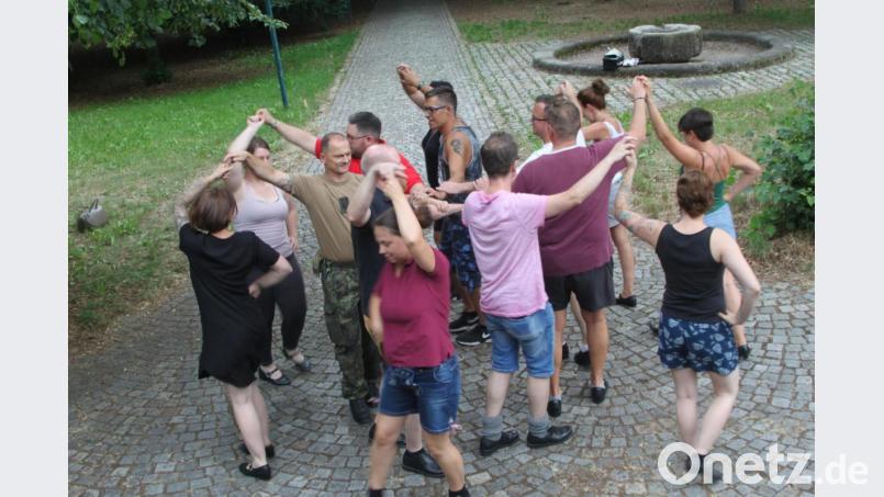 Die neue Erwachsenen-Tanzgruppe übt für den ersten Auftritt. Bild: wrt