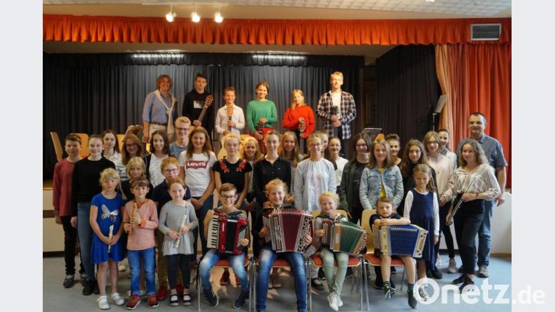 Rund 50 Musikschüler von Wolfgang und Sieglinde Ziegler zeigen beim Vorspielabend im Pfarrsaal ihr Können. Bild: du