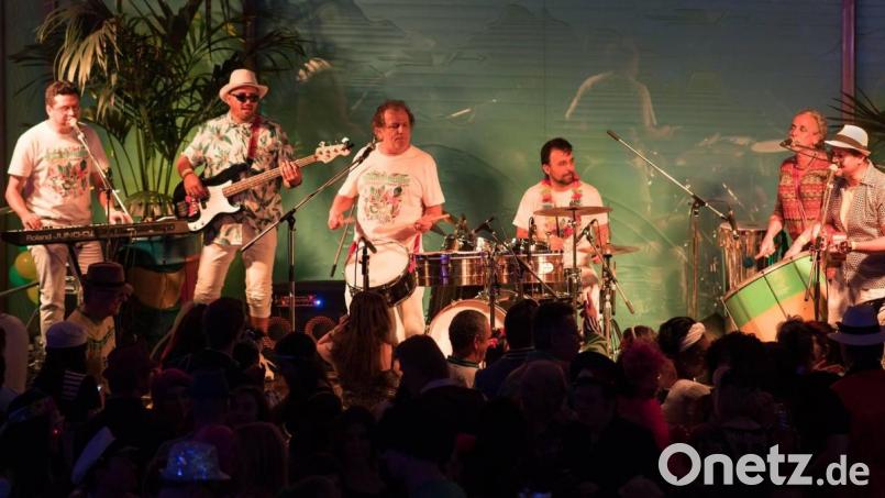 Brasilianisches Feeling verspricht die Gruppe „Sambatuque Brasil mit Osmar Oliveira“ bei der Serenade am kommenden Freitag ab 19 Uhr auf der Rathaus-Piazza in Altenstadt/WN. Bild: Sambatuque Brasil Bild: Sambatuque Brasil
