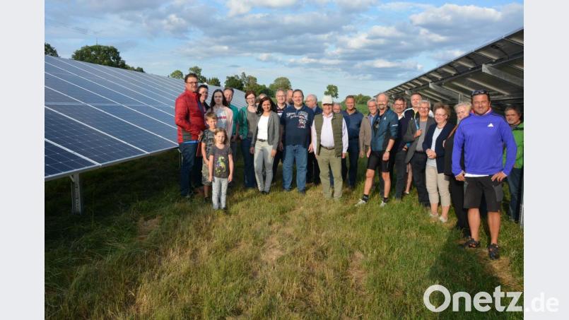 Stephan Schübel (links) zeigte den Vertretern der CSU-Ortsverbände Waldershof und Pechbrunn die neue Photovoltaikanlage, die er bei Lengenfeld auf 8500 Quadratmetern errichtet hat. Bild: jr