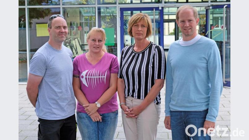 Toni und Jana Licha, Schulleiterin Diana Neidhard und Bürgermeister Konrad Kiener zeigen sich enttäuscht über das Scheitern der Petition Bild: twi