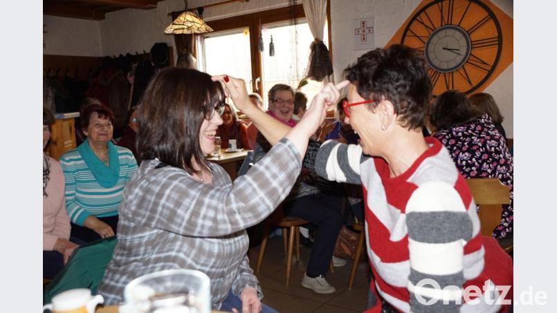 Das sogenannte Vier-Stufen-Lachen kann zu zweit praktiziert werden. Bild: bkr
