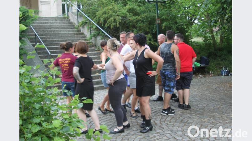 Die neue Erwachsenen-Tanzgruppe übt für den ersten Auftritt. Bild: wrt