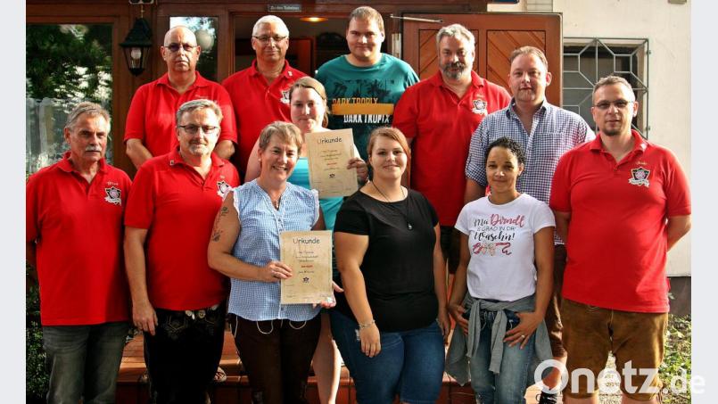 Der Bayernfanclub Gute Freunde wählt und ehrt treue Mitglieder. Vorne von links: Alfred Lingl, Ulrich Rückerl, Karin Rückerl, Lisa Hausner, Denise Wolf, Sandro Spickenreuther. Hinten von links: Thomas Hofmann, Siegfried Gebhardt, Anna Rückerl, Michael Roll, Michael Busl, Christian Kres. Bild: zer