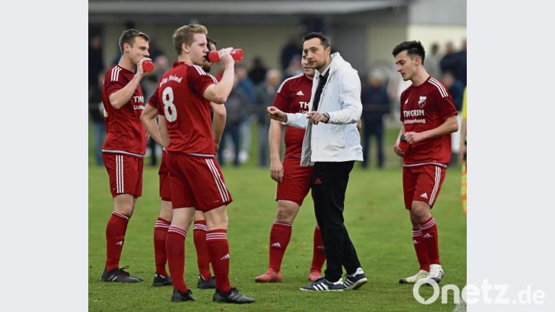 Trainer Tobias Bernklau gibt Anweisungen an seine Spieler: Mit dem Heimspiel gegen den SV Neukirchen beim Heiligen Blut startet die SpVgg Pfreimd am Samstag in die Landesliga-Saison 2019/20. Bild: Alfred Schwarzmeier