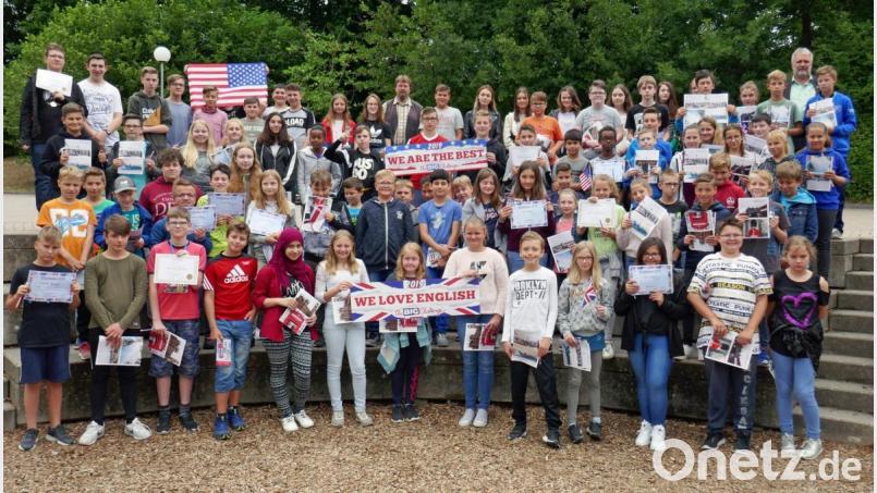 Die Teilnehmer/innen zusammen mit dem Organisator Christian Lauterbach und Rektor Wilhelm Trisl. Bild: exb