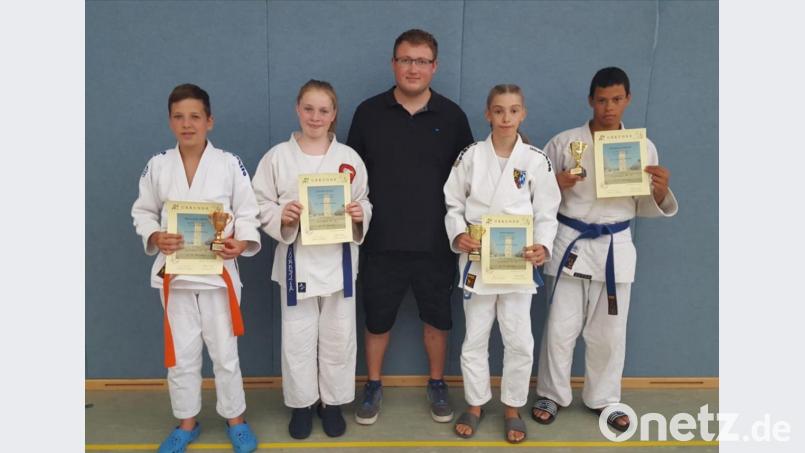 Die erfolgreichen U 16-Judokas mit den beiden Goldmedaillengewinnern (von rechts) Sebastian Dethloff und Emily Beidin. Bild: shu
