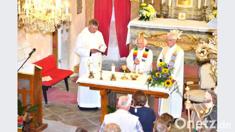 Pfarrer Vaclav Vojtíšek, Pater Franz Sigmund und Pfarrer Georg Hartl (von links) feiern den Heimatgottesdienst beim Jubiläumstreffen in Altzedlisch. Bild: fjo