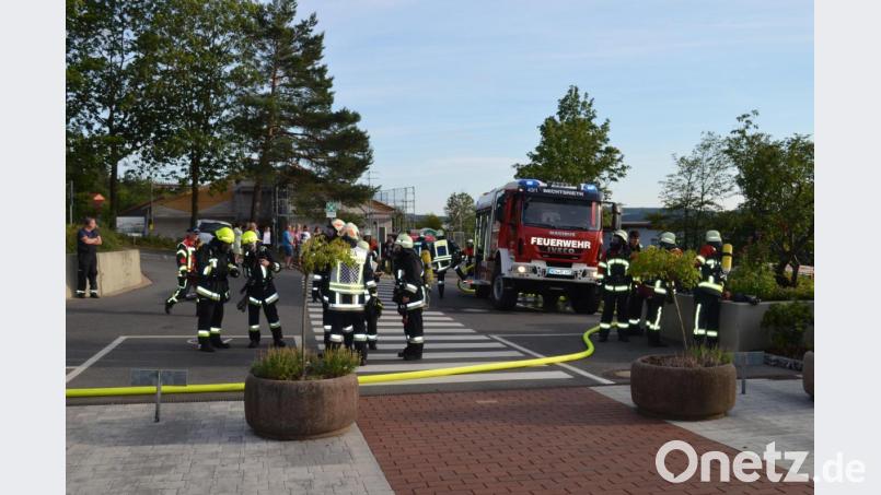 Die Feuerwehren arbeiten kontrolliert Bild: fz
