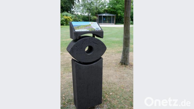 Informationen über den Max-Reger-Park und den Triton-Brunnen finden sich auf der Informationsstele am Rande des Serenadengeländes. Per QR-Code kann der Wanderer die Infos abrufen. Die Stele selbst wurde von Schülern des FOS-Zweiges Gestaltung entworfen. Bild: Gabi Schönberger