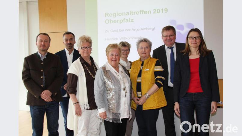 Die Geschäftsführerin des Landesverbands Bayern der Rheuma-Liga, Claudia Zeiler (rechts), leitet mit ihren Kollegen Manfred Karger und Peer Hilmer (von links) das Regionaltreffen für die Oberpfalz im ACC. Bild: ads