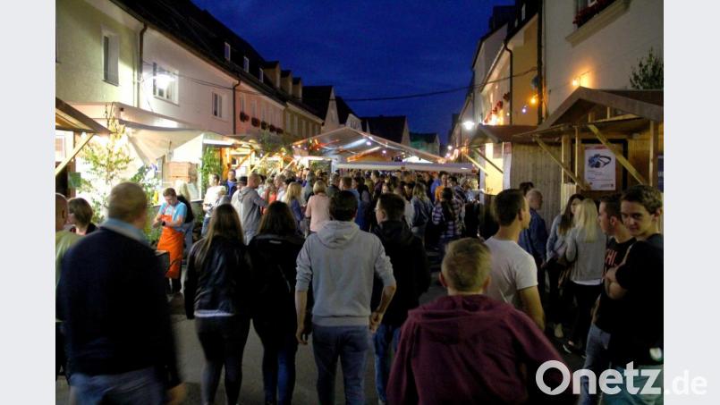 Die Bräugasse in Erbendorf verwandelt sich während des Bürgerfests zur Festmeile. Bei den zahlreichen kulinarischen Ständen haben die Besucher die Qual der Wahl. Archivbild: njn