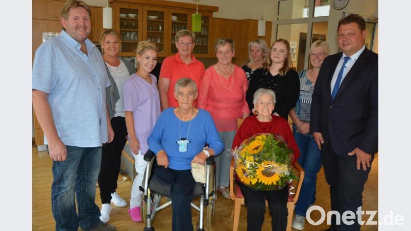 Edith Franke (sitzend, rechts) feierte am Donnerstag ihren 85. Geburtstag. Dazu gratulierten ihre Freundin Ingrid (sitzend, links) sowie (stehend, von links) Sohn Markus, Nadine Burger und Nadja Haberkorn vom Seniorenzentrum, ihre Schwestern Ruth und Christa, Tochter Marita, Enkelin Sabrina, Tochter Sonja sowie Zweiter Bürgermeister Stefan Grillmeier. Bild: jr