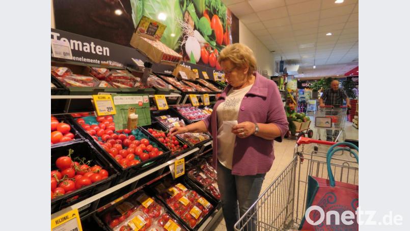 Welche Tomaten nehme ich heute? Inge Ernstberger genießt es, dank dem Citybus in aller Ruhe einkaufen zu können. Bild: ubb