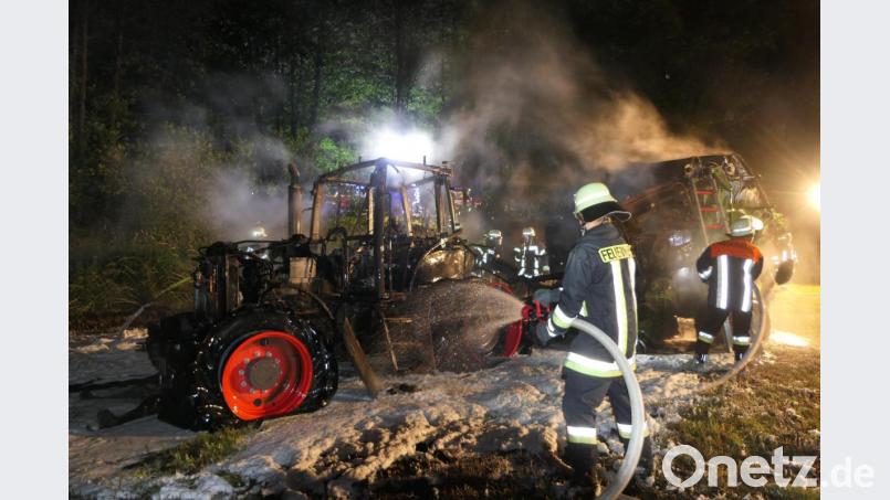 Traktor und Heuballenpresse brennen komplett aus. Bild: ils