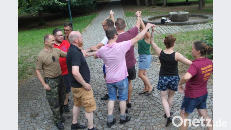 Die neue Erwachsenen-Tanzgruppe übt für den ersten Auftritt. Bild: wrt