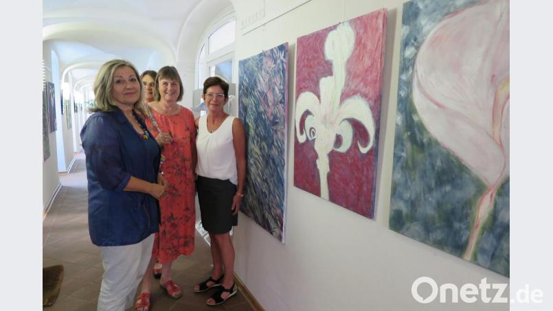 Andrea Partheymüller-Gerber (vorne von links) erklärt bei der Vernissage Susanne Vonhoff von der Kemnather Künstlergruppe Malwas und Christine Schubert von der Stadtbücherei ihre Pflanzenfarbbilder. Bild: jzk