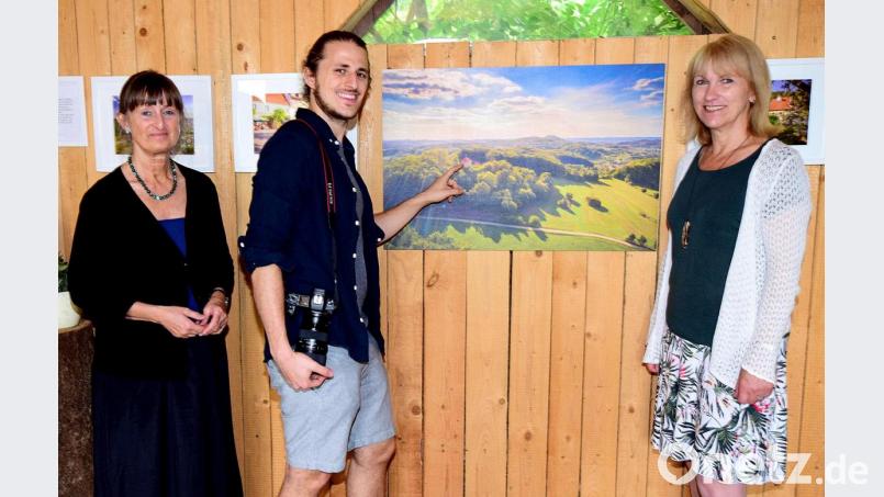 Stephan Böhm mit Bürgermeisterin Brigitte Bachmann (rechts) und der Hausherrin des Wunderhofs, Evi Steiner-Böhm (links), bei der Ausstellungseröffnung. Bild: no