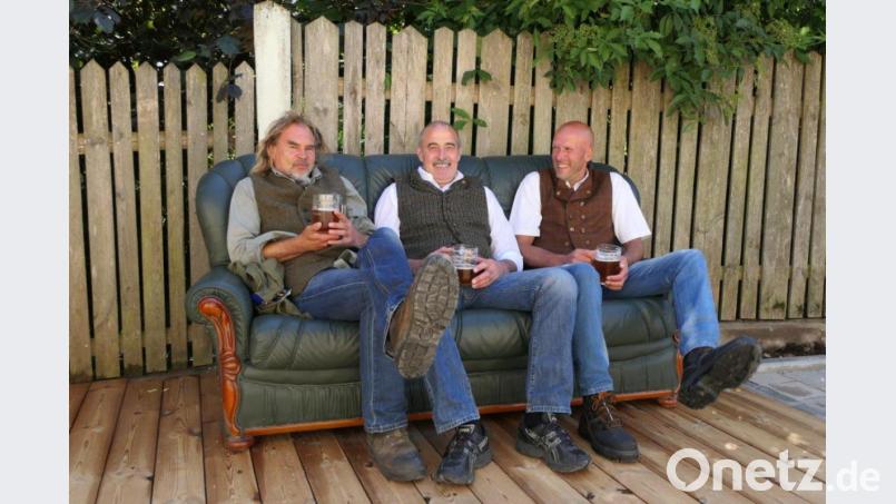 Auch die Männer machen in ihren Westen aus irischer Wolle und feinem italienischen Stoff eine gute Figur. Bild: ils