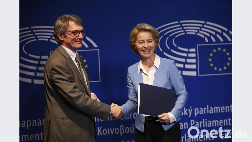 Der neu gewählte Präsident des Europäischen Parlaments, David Sassoli, begrüßt Ursula von der Leyen (CDU), die Kandidatin für das Amt der Präsidentin der Europäischen Kommission. Bild: Francisco Seco/AP/dpa
