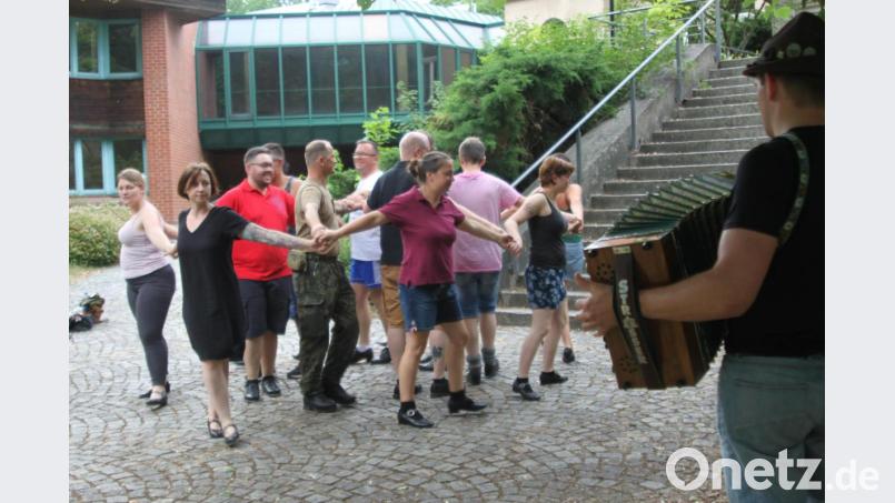 Die neue Erwachsenen-Tanzgruppe übt für den ersten Auftritt Bild: wrt