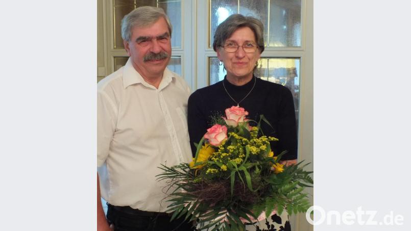 Bezirksvorsitzender Reinhard Ott überreichte im Namen des gesamten geschäftsführenden Vorstandes Blumen, verbunden mit einem Tag Sonderurlaub und einer angemessenen Gratifikation. Bild: exb/Stefan Zrenner
