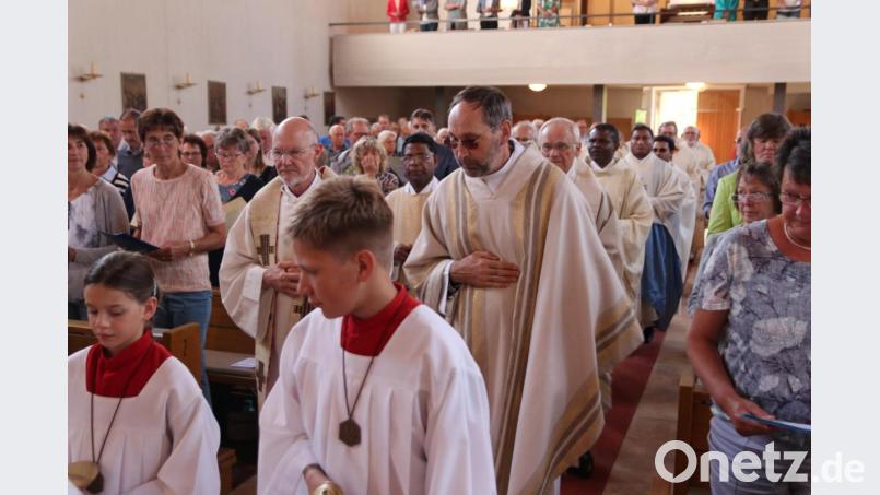 Die beteiligten Priester zogen feierlich in die Kirche ein. Bild: ral