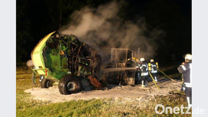 Der Schaden an Traktor und Ballenpresse liegt bei rund 80 000 Euro. Bild: ils