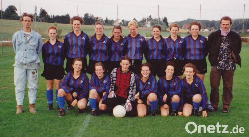 Ein Mannschaftsfoto aus den Anfängen des Frauenfußballs beim FC Edelsfeld im August 1994. Bild: mam