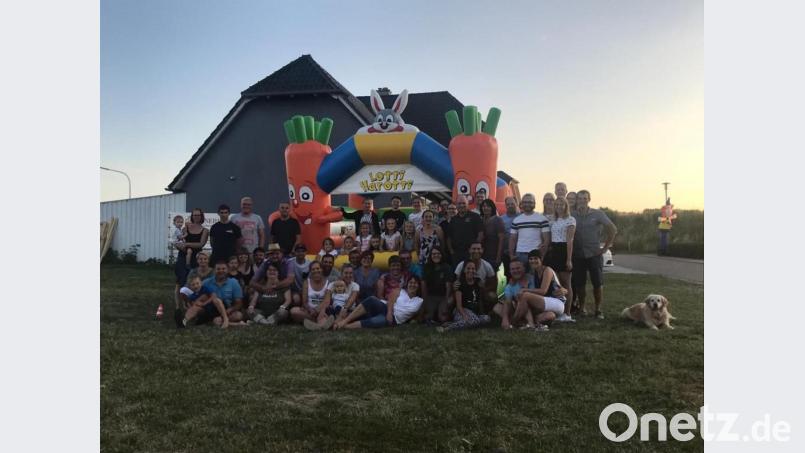 Eine gesamte Siedlung trifft sich zum Straßenfest. Bild: gz