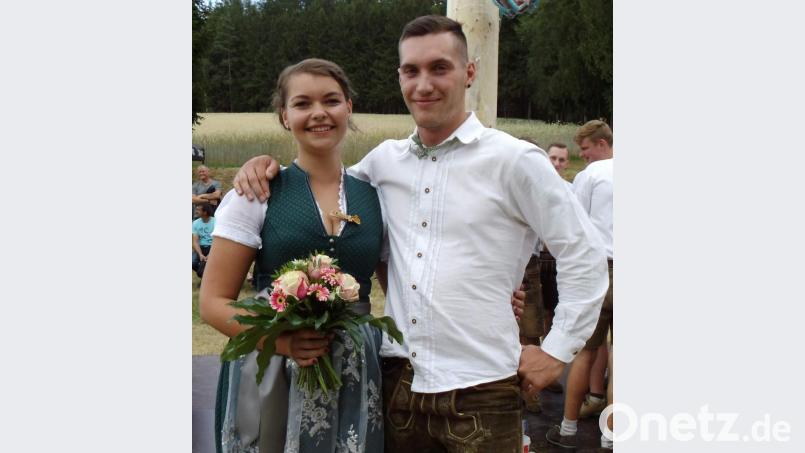 Das Tanzen um den 28 Meter hohen Kirwabaum endet mit der Krönung von Christine Meiler und Thomas Losch zum neuen Oberkirwapaar. Bild: u