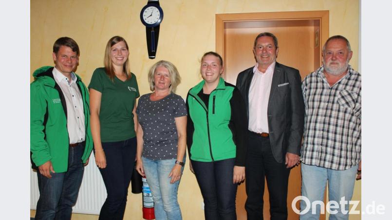 Als pädagogische Fachkräfte werden (Zweite und Dritte von links) Theresa Malina und Kerstin Looshorn den Auerbacher Waldkindergarten betreuen. Mit im Bild (links) Learning-Campus-Geschäftsführer Benjamin Zeitler sowie (ab Vierte von links) Sabrina Schwabl, Gesamtleiterin der Learning-Campus-Waldkindergärten, Bürgermeister Joachim Neuß und Stadtkämmerer Michael Bierl. Bild: cs