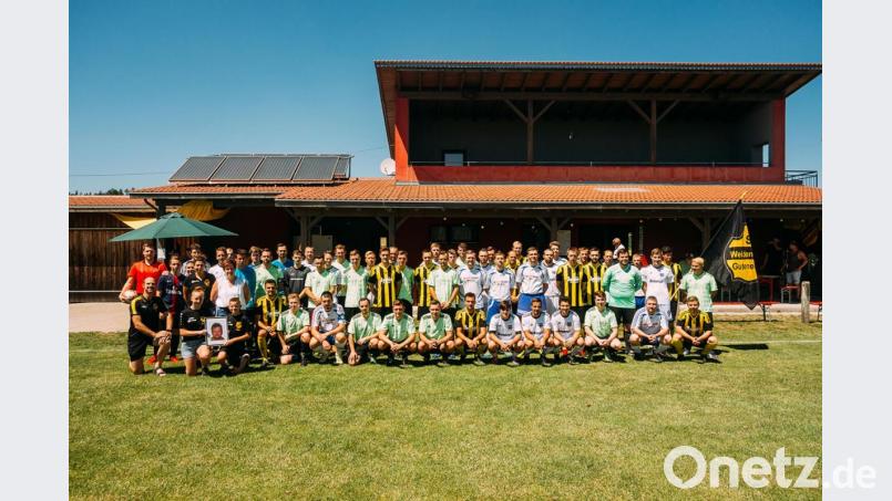 Seit 45 Jahren steht der SF Weidenthal/Guteneck für guten Fußball in der Region. Zur Geburtstagsfeier waren alle gekommen. Bild: bnr