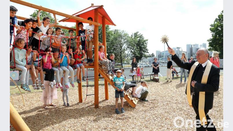 Die Segnung des neugestalteten Pausenhofs der Barbara-Grundschule übernimmt Regionaldekan Ludwig Gradl. Bild: Wolfgang Steinbacher