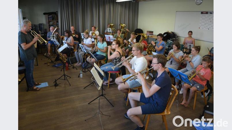 Schon seit längerer Zeit üben die Musiker der Konnersreuther Blaskapelle unter der Leitung von Armin Scharnagl (links) für die Serenade am 20. Juli. Mit dabei sein wird auch die Blaskapelle Ernestgrün. Bild: jr