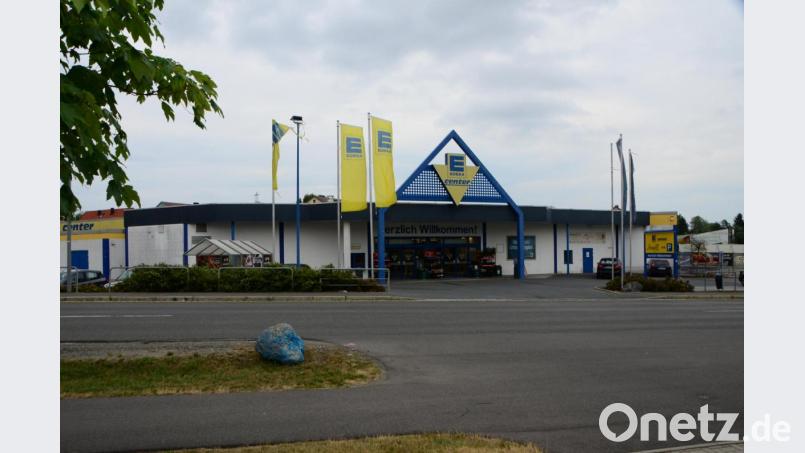 Wenn es nach dem Willen der Bauherren geht, soll das alte E-Center abgerissen und an selber Stelle ein neues entstehen. Den Antrag auf Vorbescheid hat Bürgermeister Andreas Wutzlhofer in seiner Eigenschaft jedenfalls ohne Einwand an die Genehmigungsbehörde weitergeleitet. Bild: dob