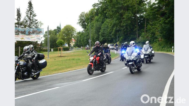 Die Feldjäger der Bundeswehr mit ihren grellen seitlichen Blaulichtern an den Motorrädern sichern den Weg der Soldaten-Motorrad-Wallfahrt ab. Bild: bey