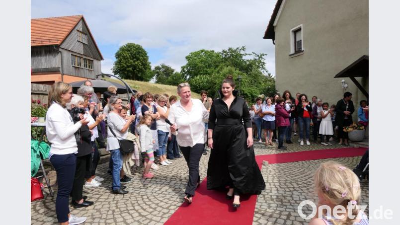 Viel Applaus gibt&#039;s für die Abendgarderobe. &quot;Hier habe ich ganz bewusst ein Model ausgewählt, dass nicht Größe 36 trägt&quot;, erklärt Eva Maria Enslein. Bild: ils