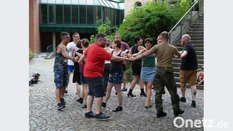 Die neue Erwachsenen-Tanzgruppe übt für den ersten Auftritt. Bild: wrt
