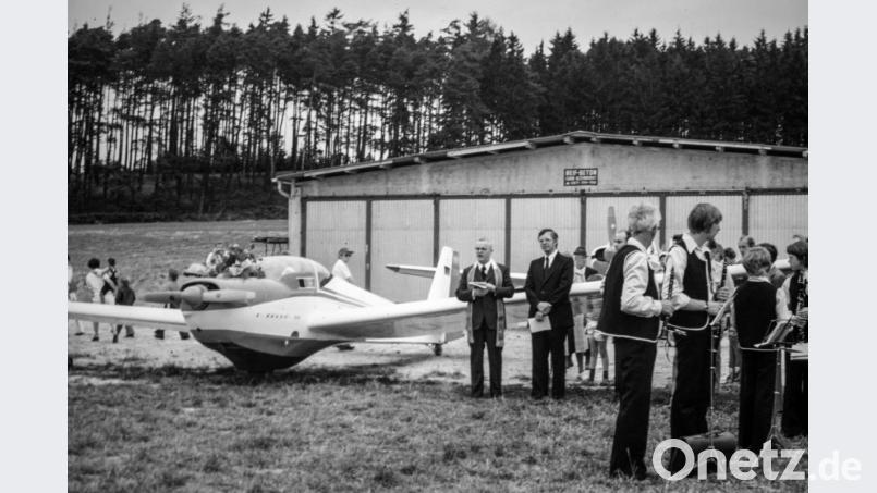 Der neue Motorsegler und die neu errichtete Flugzeughalle des Aero-Clubs Erbendorf wurden 1977 eingeweiht und in Betrieb genommen. Repro: gdö