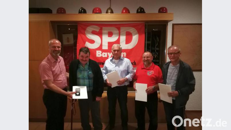Vorsitzender Rudolf Bauernfeind (von links) und das &quot;rote Kleeblatt&quot; Eberhard Hohlrüther, Richard Gebhard, Heinz Przetak und Erich Götz. Bild: exb/Thorsten Hallmann
