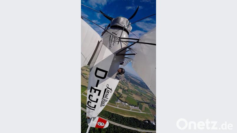 Man hat den Eindruck, es macht ihr Spaß: Die Bücker Jungmeister, ein Klassiker aus den 1930er Jahren, beim Kunstflug Bild: Oliver Heupel/exb