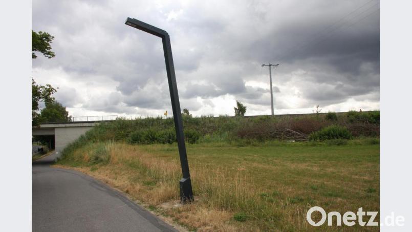 Die Solarlampe wurde für einen Testlauf für ein Jahr kostenlos zur Verfügung gestellt. Für Diskussion sorgte die Neigung, die Markträtin Michaela Thoma beanstandete. Bild: wro