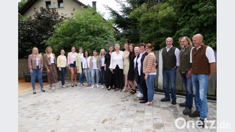 Eva Maria Enslein (Mitte) umringt von ihren Models, die im Hof der Dorfschneiderei verschiedene Kreationen vorführen. Die Damen zeigen Jäckchen aus Chanel-Stoffen, die Herren Westen aus irischer Wolle und feinem italienischen Zwirn. Bild: ils