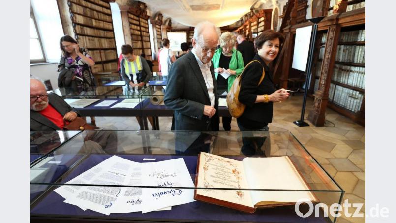 Bei der Vernissage kamen die Gäste der Aufforderung von Bibliotheksleiterin Siglinde Kurz „im Zaubergarten der Schrift zu Lustwandeln“ gerne nach. Bild: Wolfgang Steinbacher